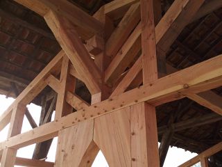 MAISON BOIS SOUS UN HANGAR